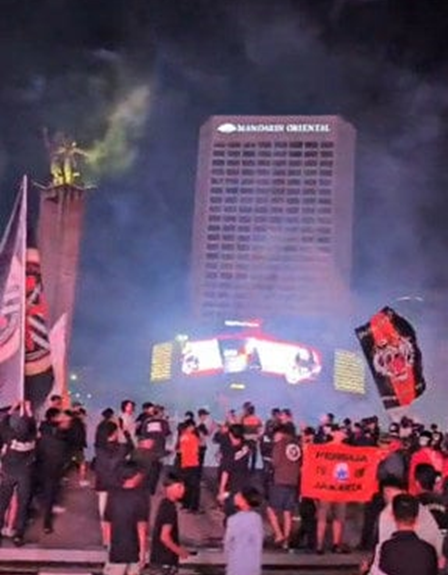 Foto: Jakmania Padati Bundaran HI, Rayakan kemenangan Pramdul.