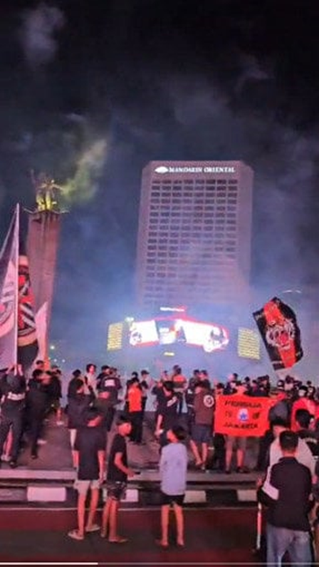 Foto: Jakmania Padati Bundaran HI, Rayakan kemenangan Pramdul.